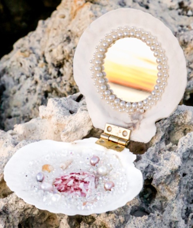 Seashell compact mirror with pearls around the mirror